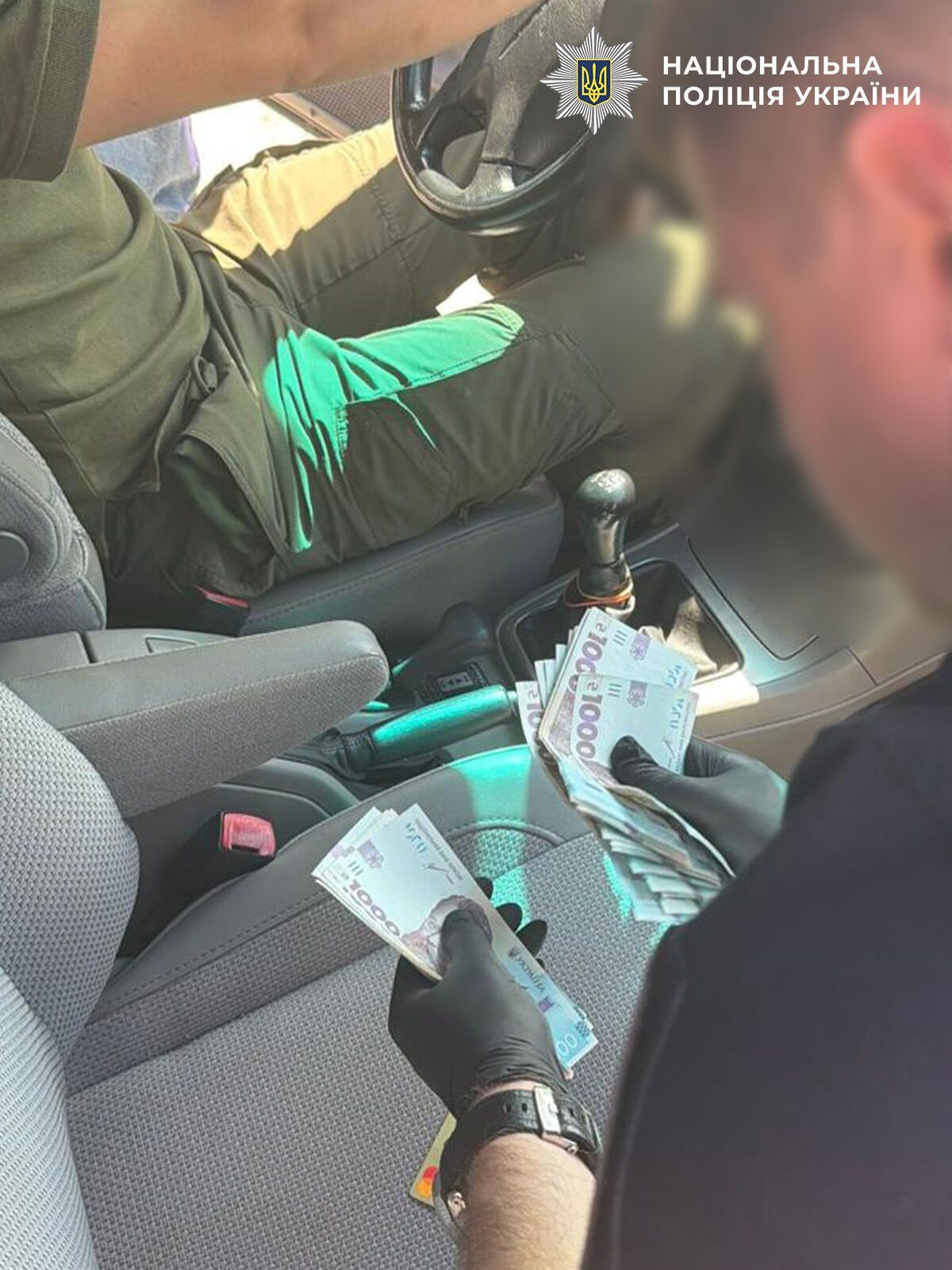 В Кировоградской области задержали лесничего на взятке за отгрузку древесины: ''тариф'' составлял 1000 грн с грузовика