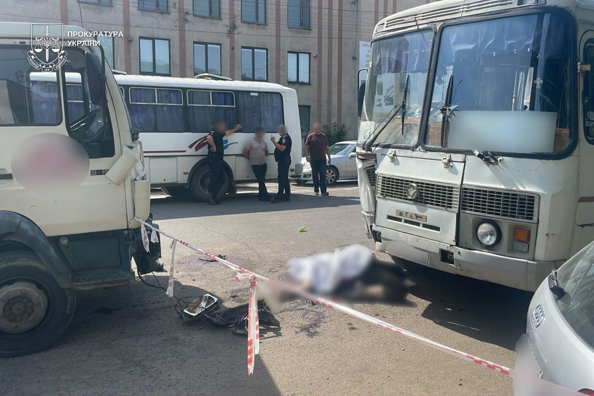 У Виноградові вантажівка в’їхала в людей біля автобуса: є загиблі та постраждалі