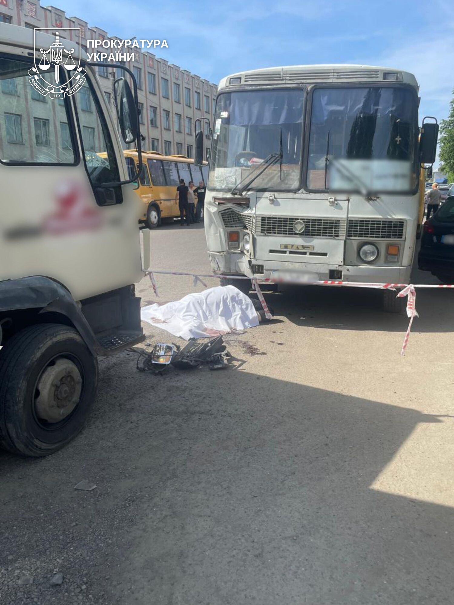 У Виноградові вантажівка в’їхала в людей біля автобуса: є загиблі та постраждалі