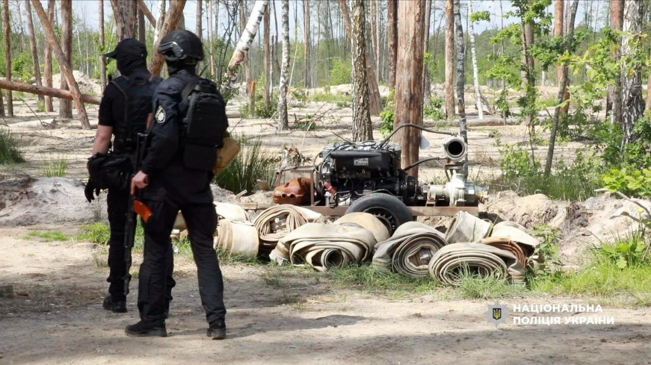 Мотопомпы вместо геологоразведки: Нацполиция и ОГП разоблачили масштабную нелегальную добычу янтаря в Ровенской области