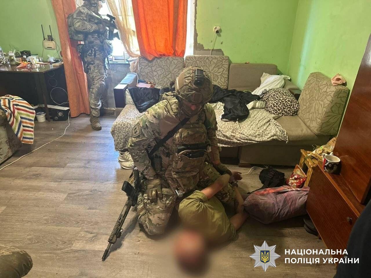 В Ужгороде мужчина с пистолетом забаррикадировался с женой и ребенком: детали спецоперации КОРД