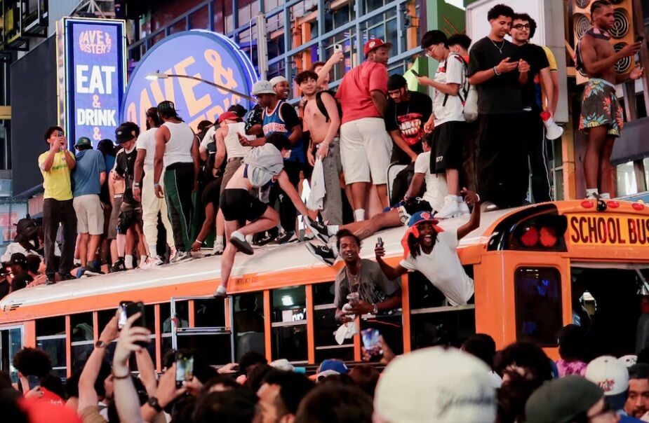 В Нью-Йорке после победы Knicks вспыхнули беспорядки: поджог автобуса и раненый подросток