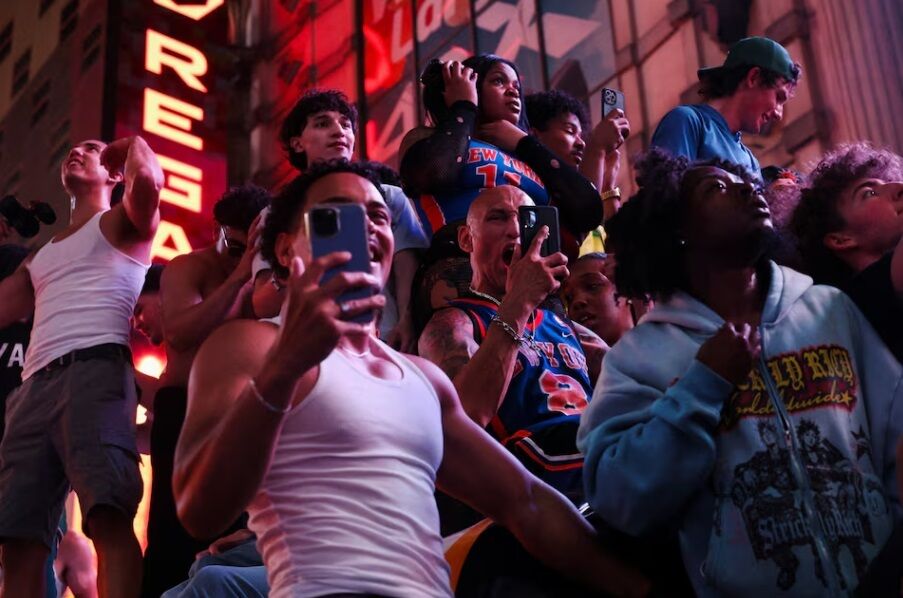 В Нью-Йорке после победы Knicks вспыхнули беспорядки: поджог автобуса и раненый подросток