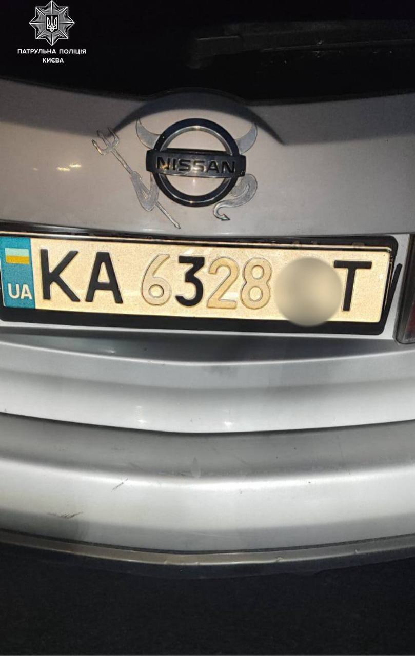 В Киеве водитель с заклеенными номерами убегал от полиции по тротуару: во время задержания произошел конфликт