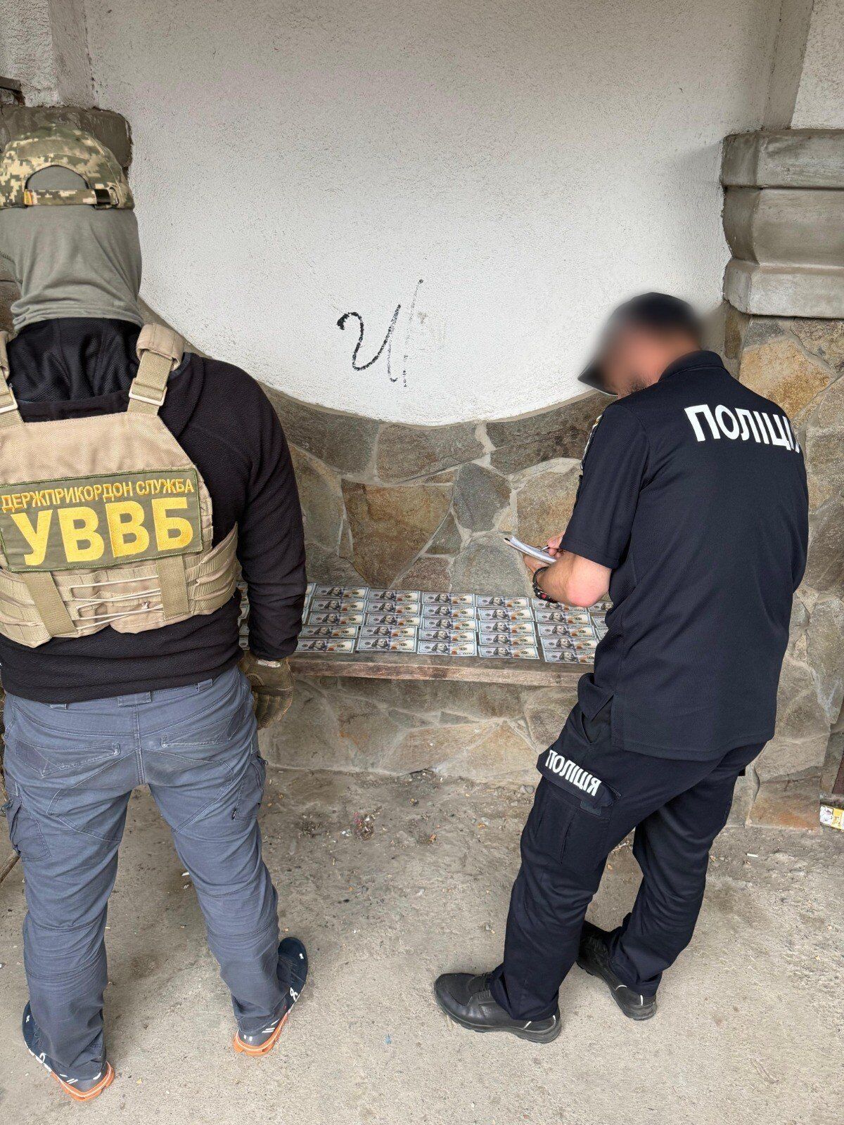 На Закарпатті 19-річний організатор та його спільник переправляли чоловіків за кордон