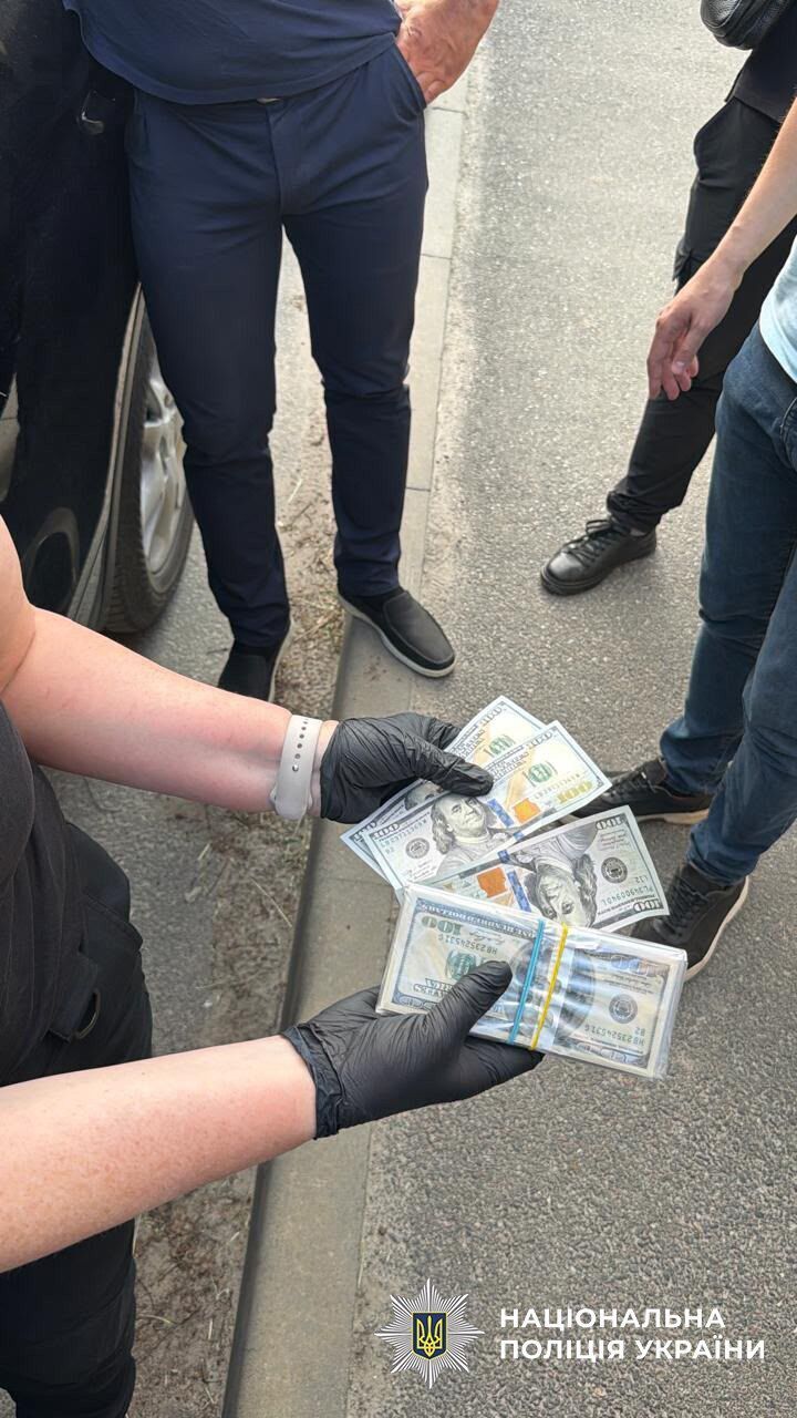 В Киевской области задержали чиновников общины, которых подозревают в торговле ''бронированием''