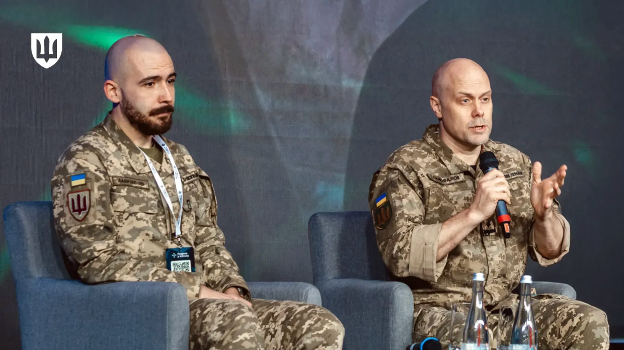 Самофалов (справа) представил проект Военно-медицинской доктрины на конференции ''Человек в армии'' в октябре 2025 года