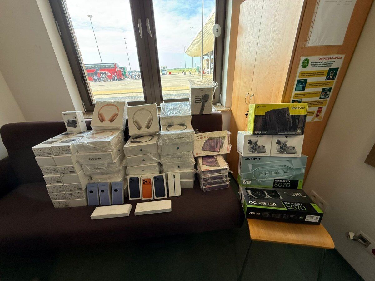 В рейсовом автобусе обнаружили контрабандную технику: AirPods, iPhone и квадрокоптеры