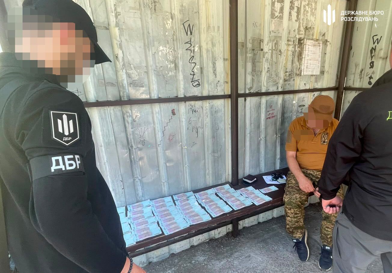 В Киевской области задержали командира взвода за вымогательство 80 тыс. грн у родственников военного