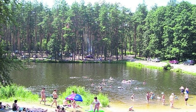 Киевские пляжи открыты, но купальный сезон не объявляли: как город позаботился о безопасности отдыхающих