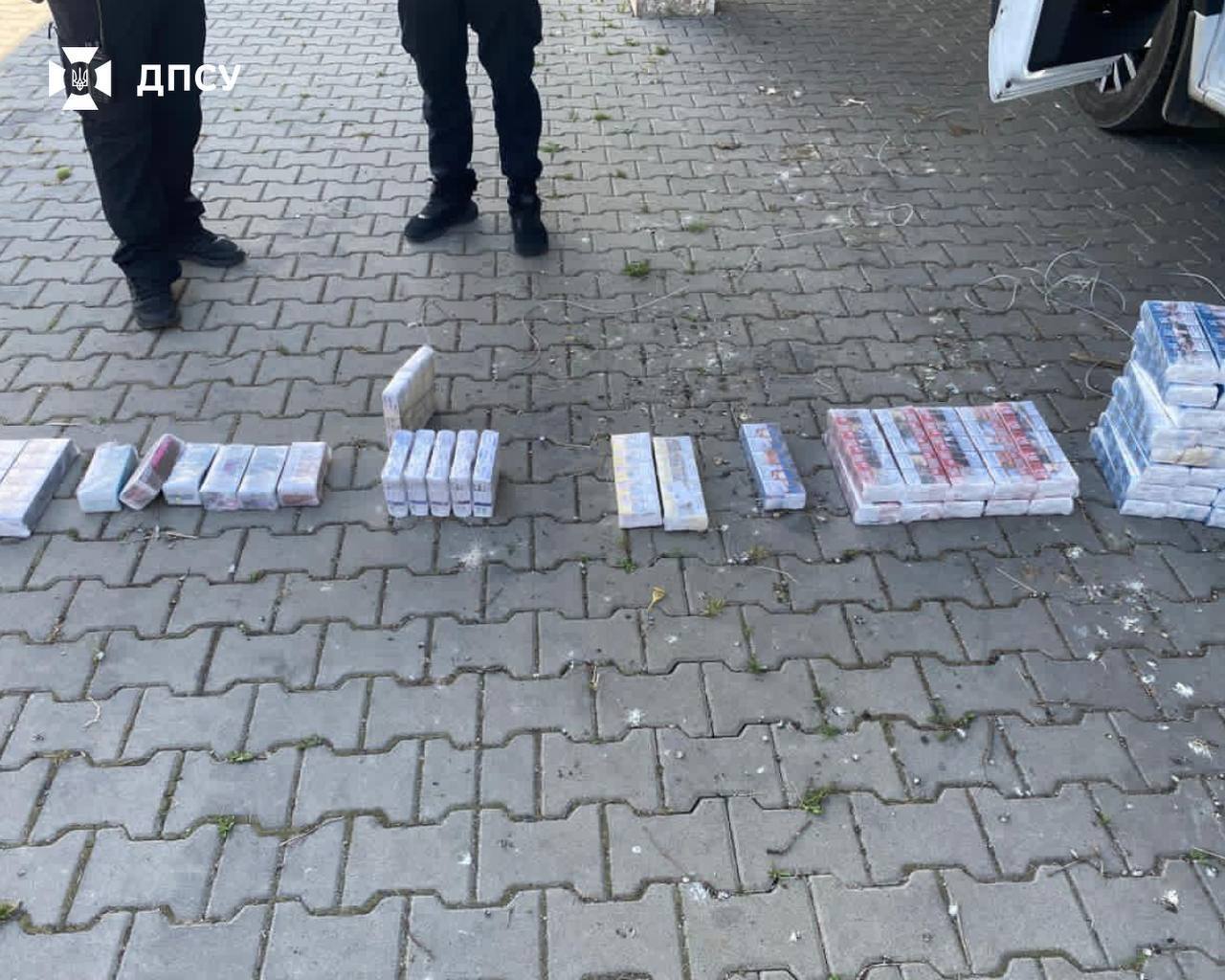 Ехал в Прагу с тайниками: в микроавтобусе иванофранковца обнаружили контрабандный табак