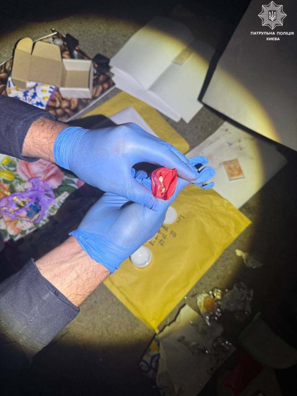 Пакет с сюрпризом: в Киеве водитель такси помог разоблачить перевозку наркотиков