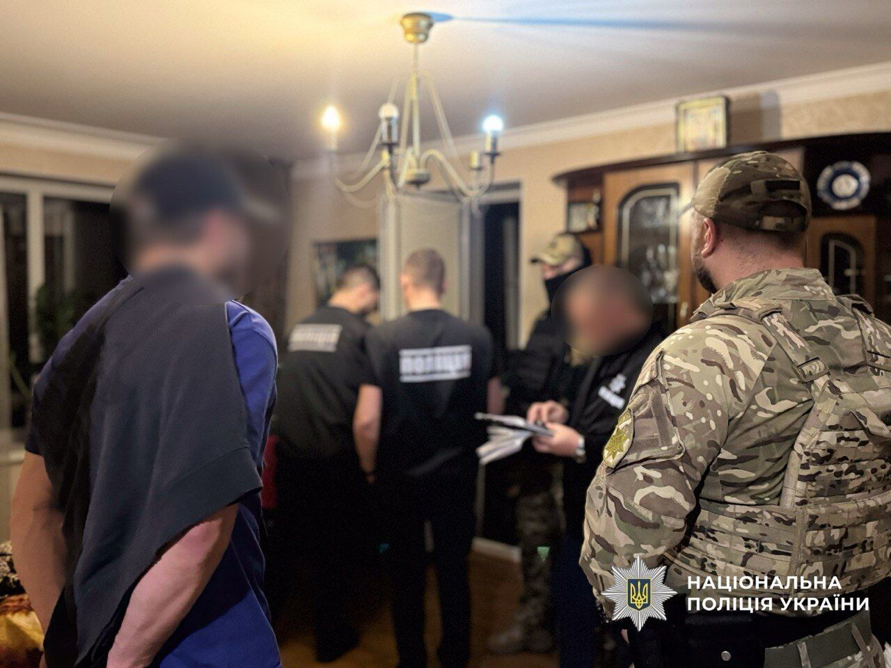 Вимагали 250 тисяч доларів і залякували родину: у Черкасах затримали злочинну групу