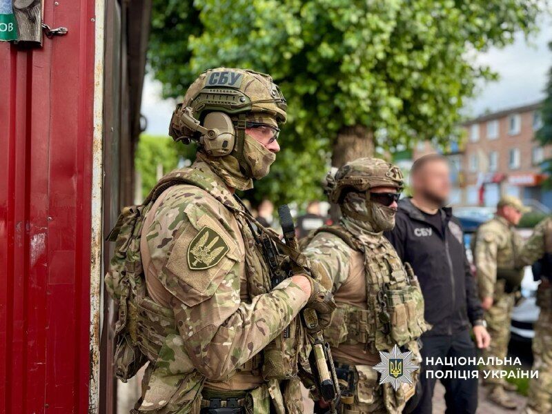 Вимагали 250 тисяч доларів і залякували родину: у Черкасах затримали злочинну групу