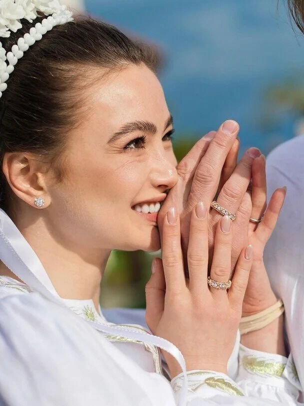 Вишиванки, віночок і родинний герб: Марина Мазепа показала кадри зі свого весілля