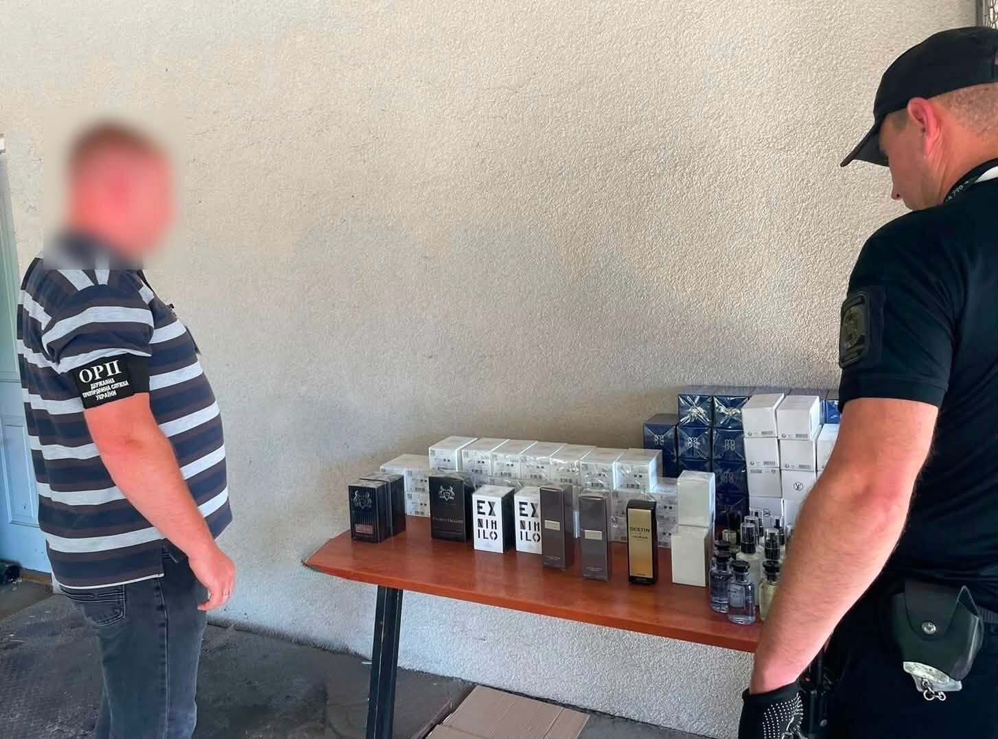 На кордоні зі Львівщиною вилучили парфумерію на понад 2 млн гривень