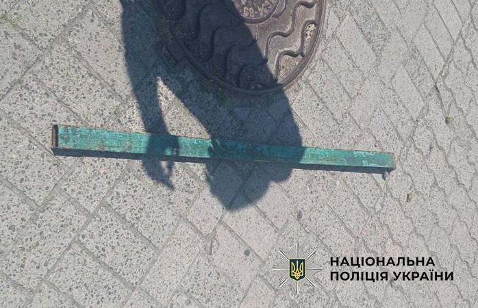 В Киеве мужчина разбил окна пяти авто металлической палкой – его задержали