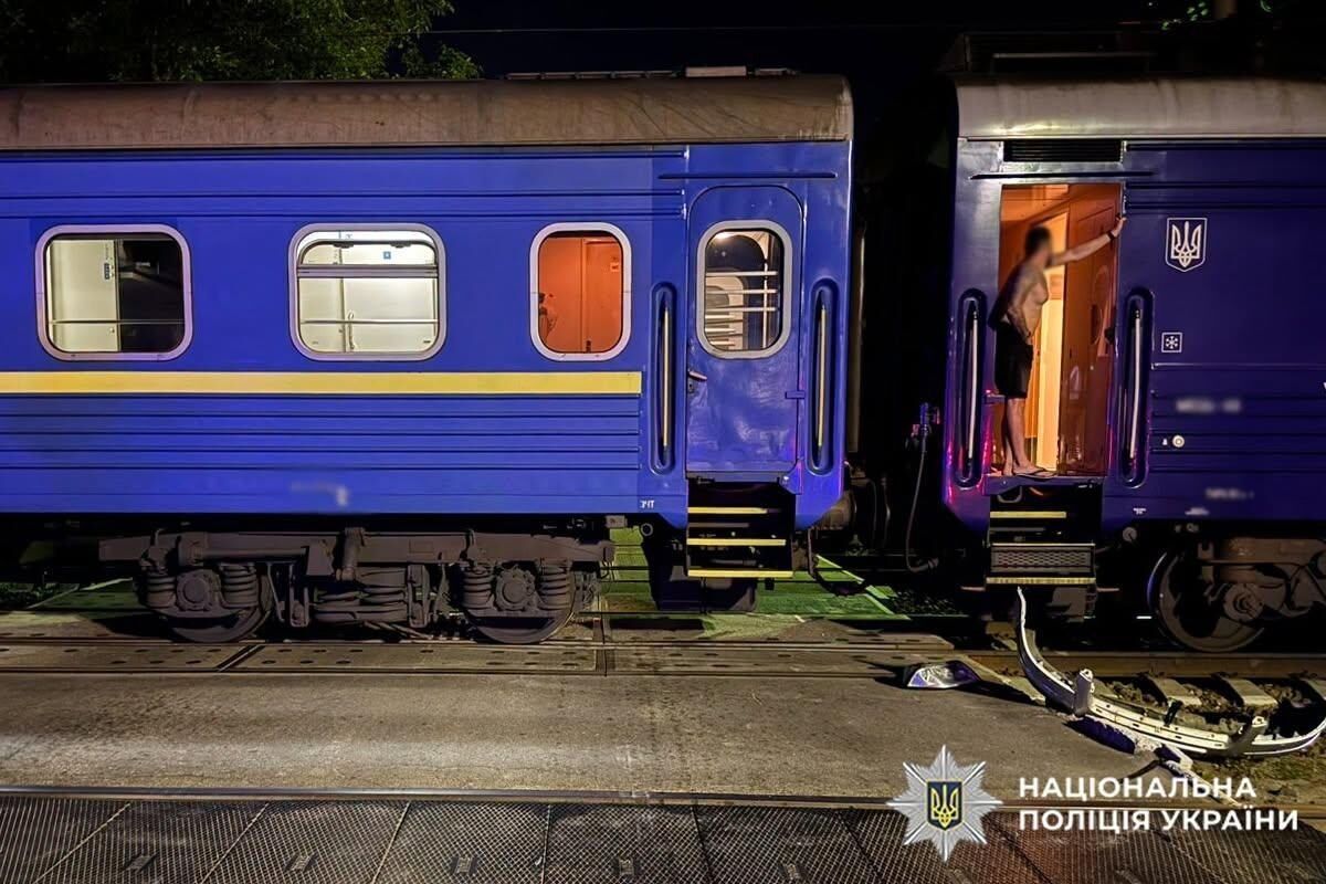 В Хмельницком легковушка выехала на красный и попала под поезд: двое погибших