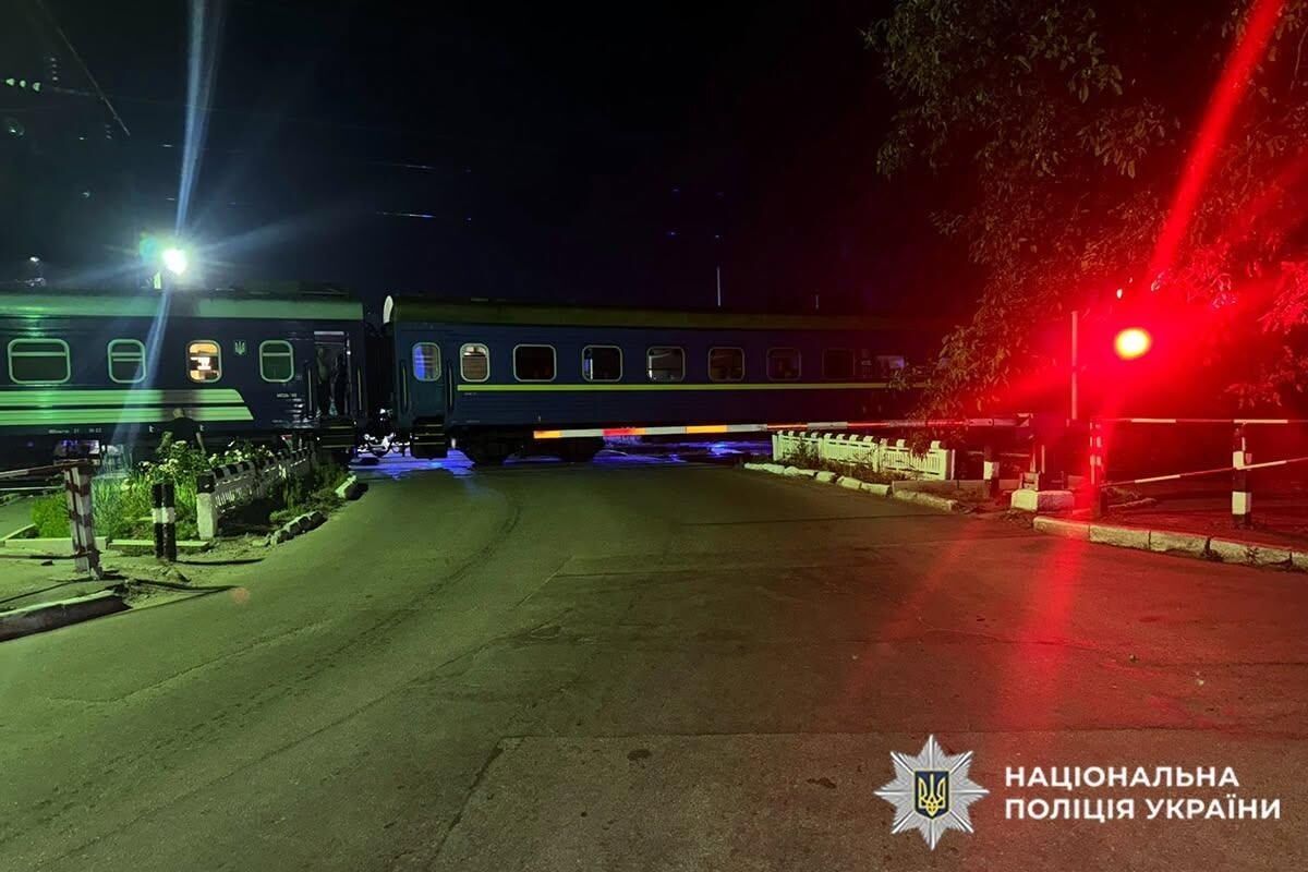 В Хмельницком легковушка выехала на красный и попала под поезд: двое погибших