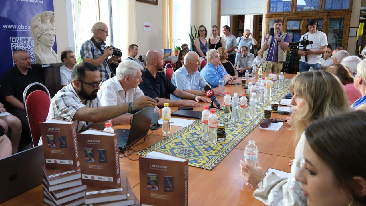 ''Несокрушимые на фронте и в тылу'': в Киеве презентовали сборник памяти о погибших защитниках и журналистах (фото)