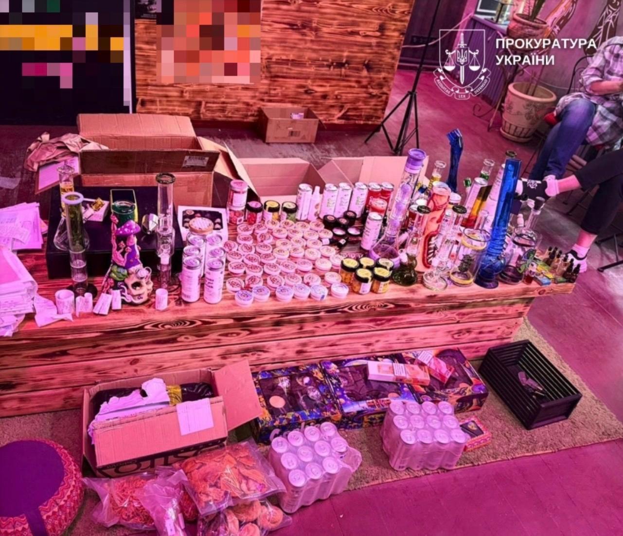 У столиці викрили продаж вейпів і цукерок з канабіноїдами: підозри отримали 8 людей