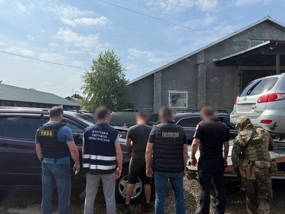 Бизнес на гумдопомощи: на Закарпатье задержали предпринимателя, продававшего ввезенные для ВСУ автомобили
