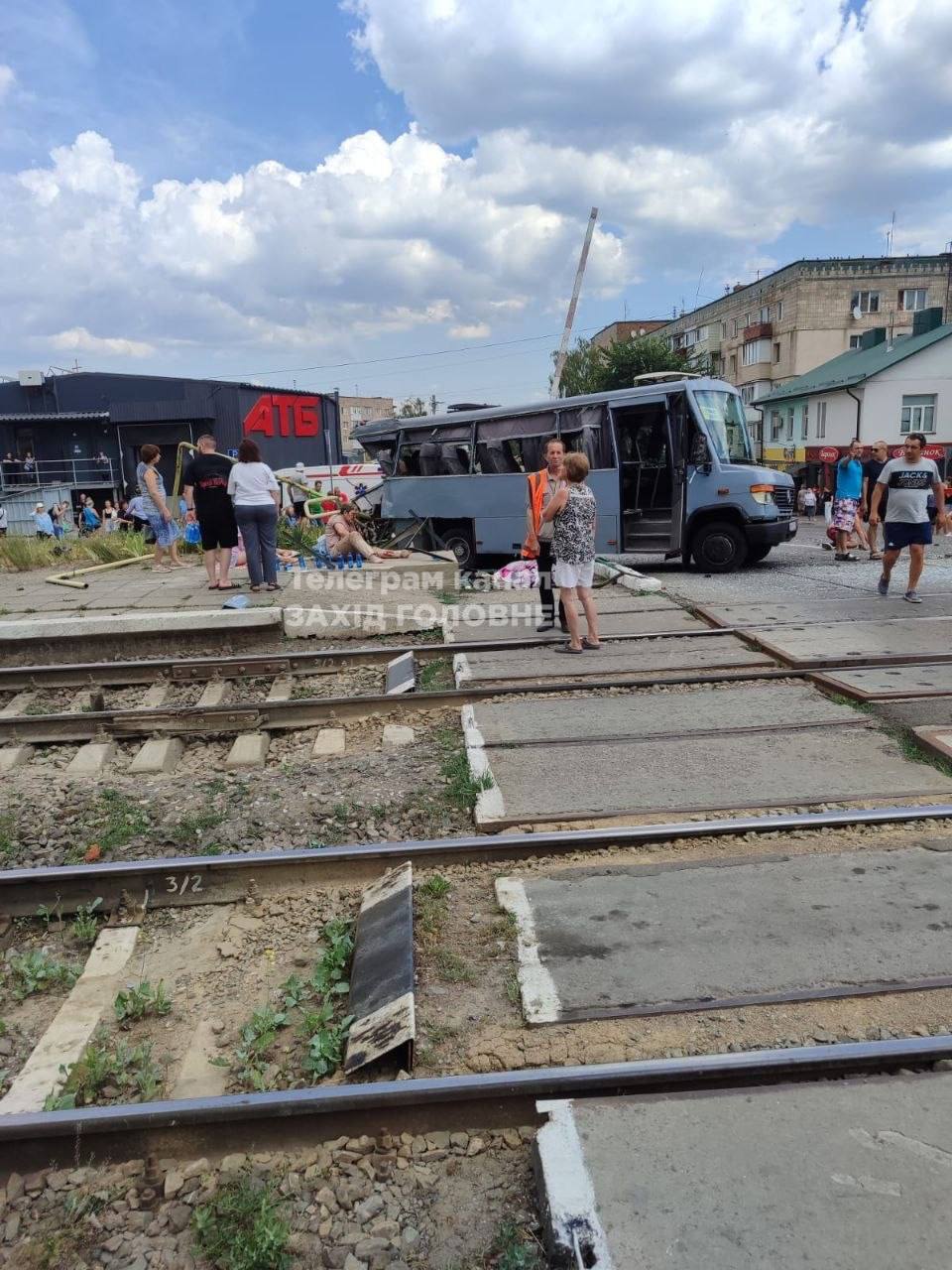 В Ровенской области поезд столкнулся с маршруткой: три человека погибли, есть пострадавшие