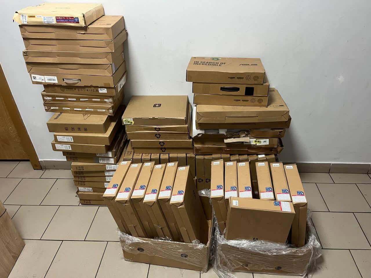 Онлайн-бізнес зупинився на кордоні: у ''Краківці'' виявили 64 незадекларовані ноутбуки