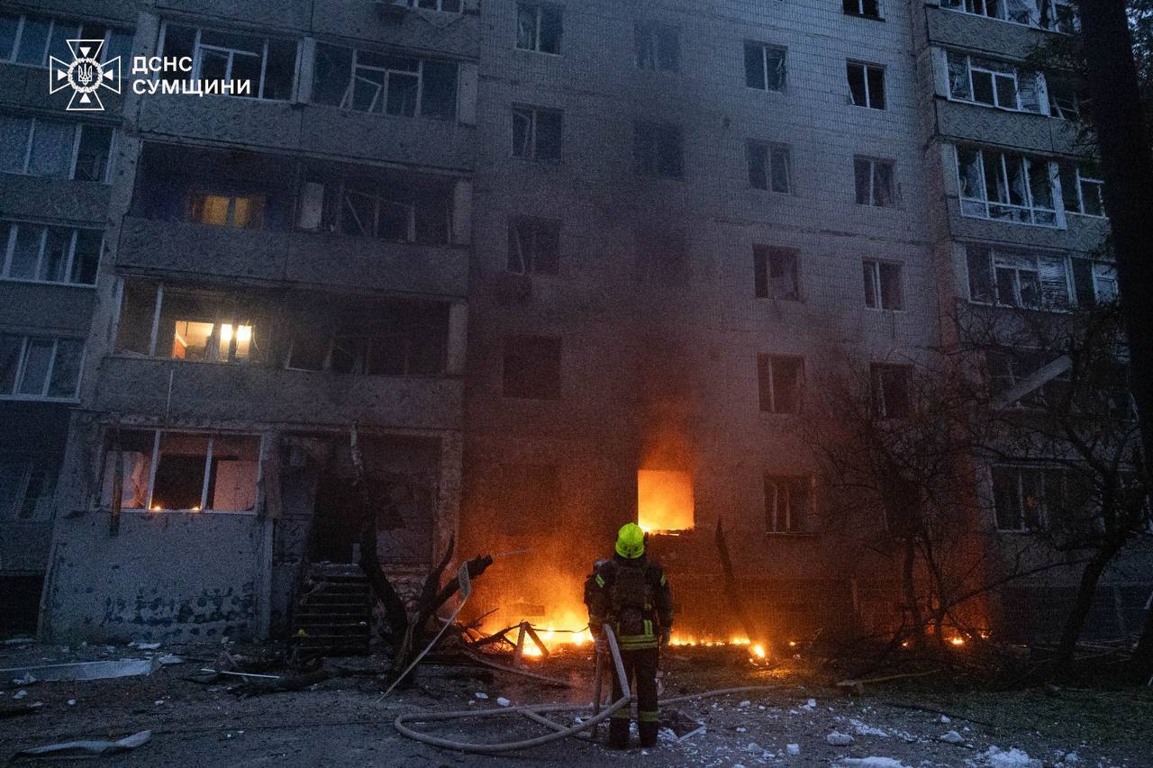 Росіяни вдарили по ''Епіцентру'' в Сумах і повторно атакували рятувальників: є постраждалі діти