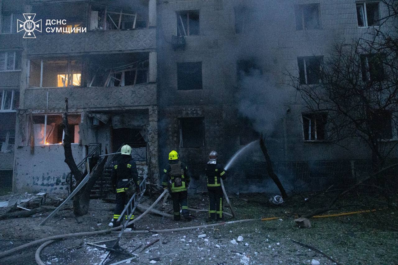 Росіяни вдарили по ''Епіцентру'' в Сумах і повторно атакували рятувальників: є постраждалі діти