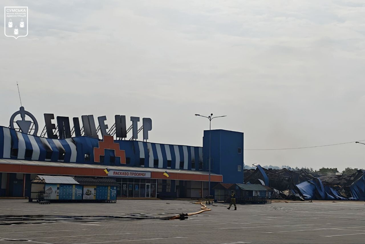 Росіяни вдарили по ''Епіцентру'' в Сумах і повторно атакували рятувальників: є постраждалі діти
