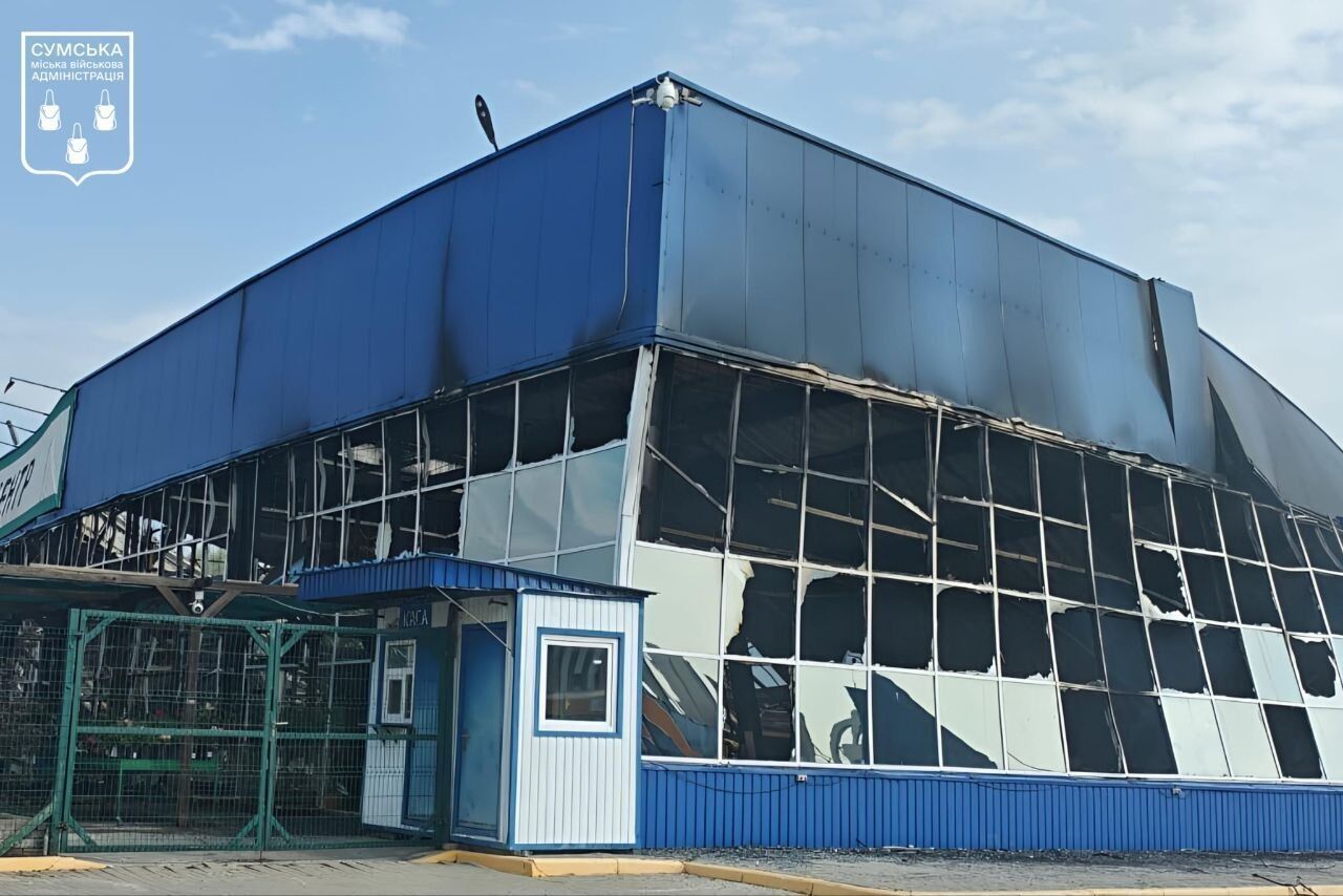 Росіяни вдарили по ''Епіцентру'' в Сумах і повторно атакували рятувальників: є постраждалі діти