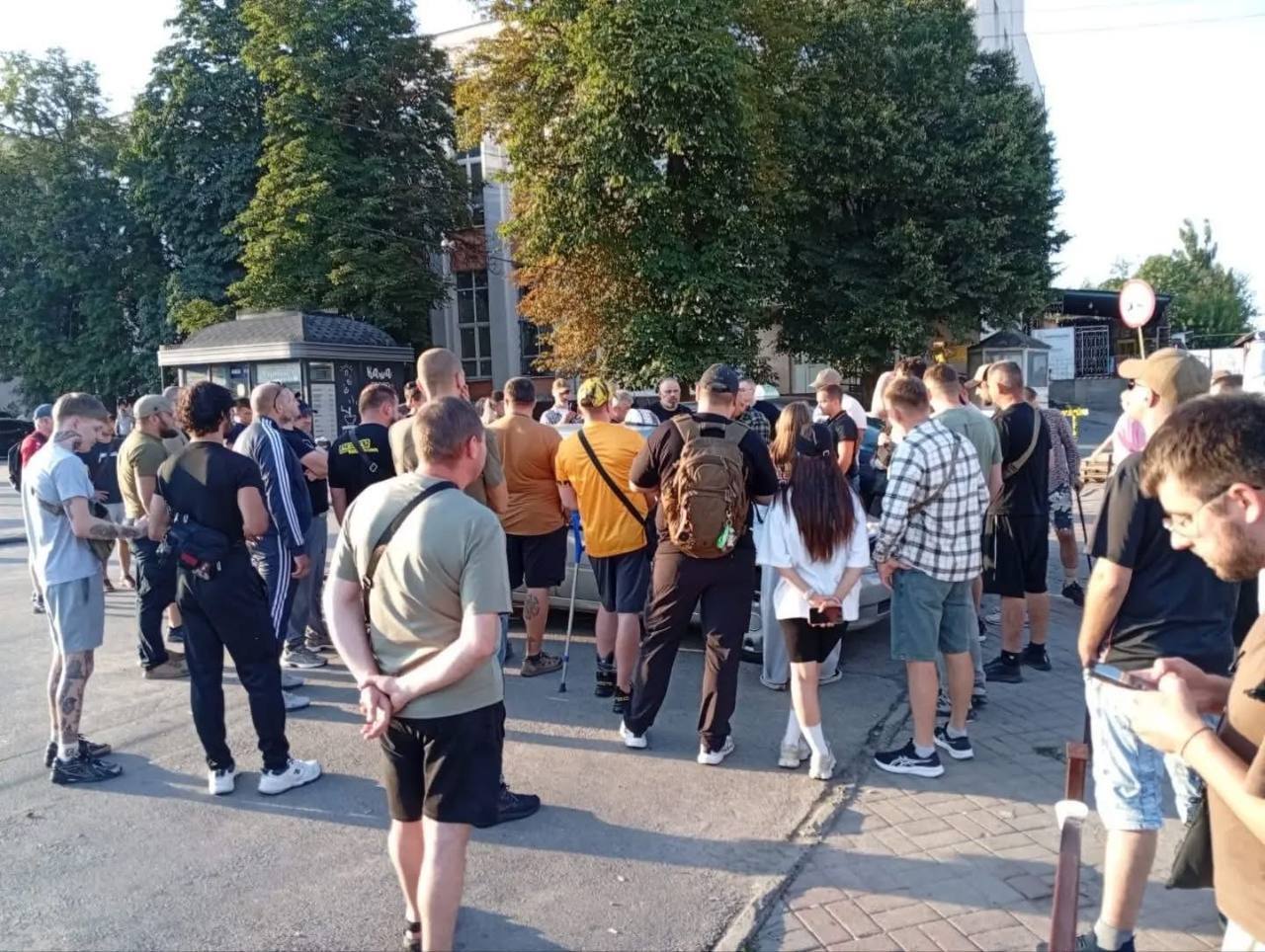 ''Частных точек больше не будет'': в Виннице около 100 ветеранов пришли на вокзал из-за конфликта с таксистами