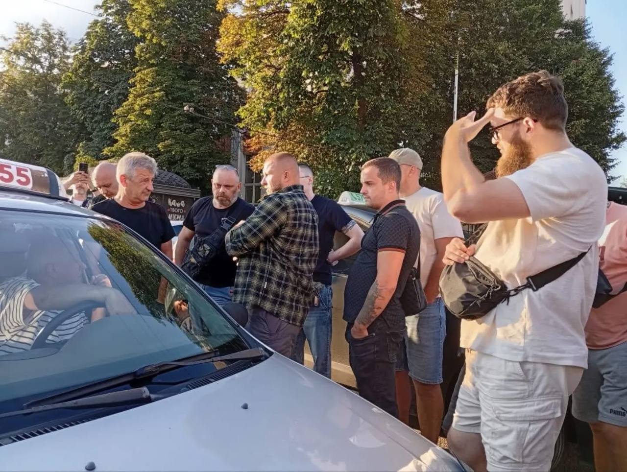 ''Частных точек больше не будет'': в Виннице около 100 ветеранов пришли на вокзал из-за конфликта с таксистами