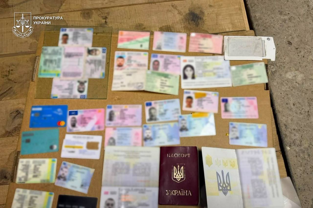 У гаражі на Закарпатті викрили підпільний ''цех'' із виготовлення фальшивих документів і посвідчень водія