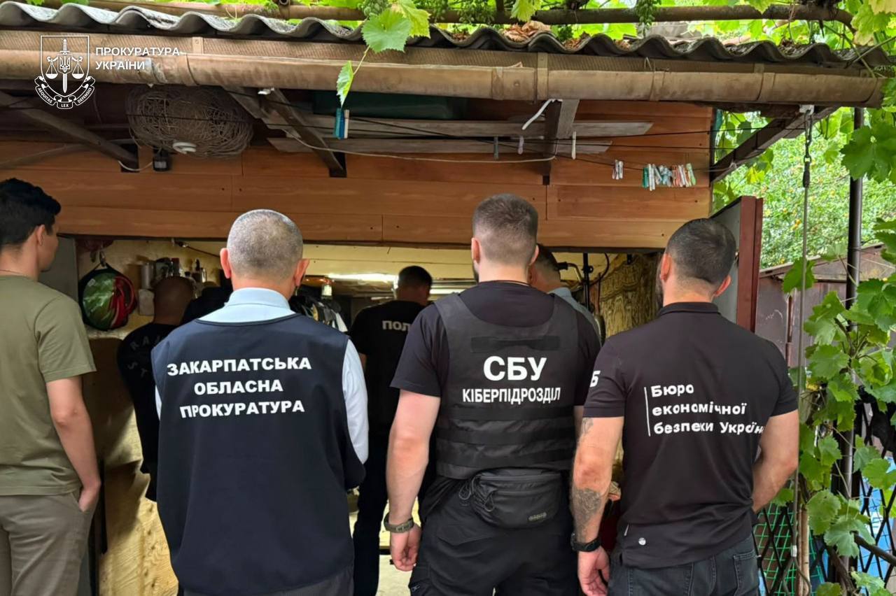 У гаражі на Закарпатті викрили підпільний ''цех'' із виготовлення фальшивих документів і посвідчень водія