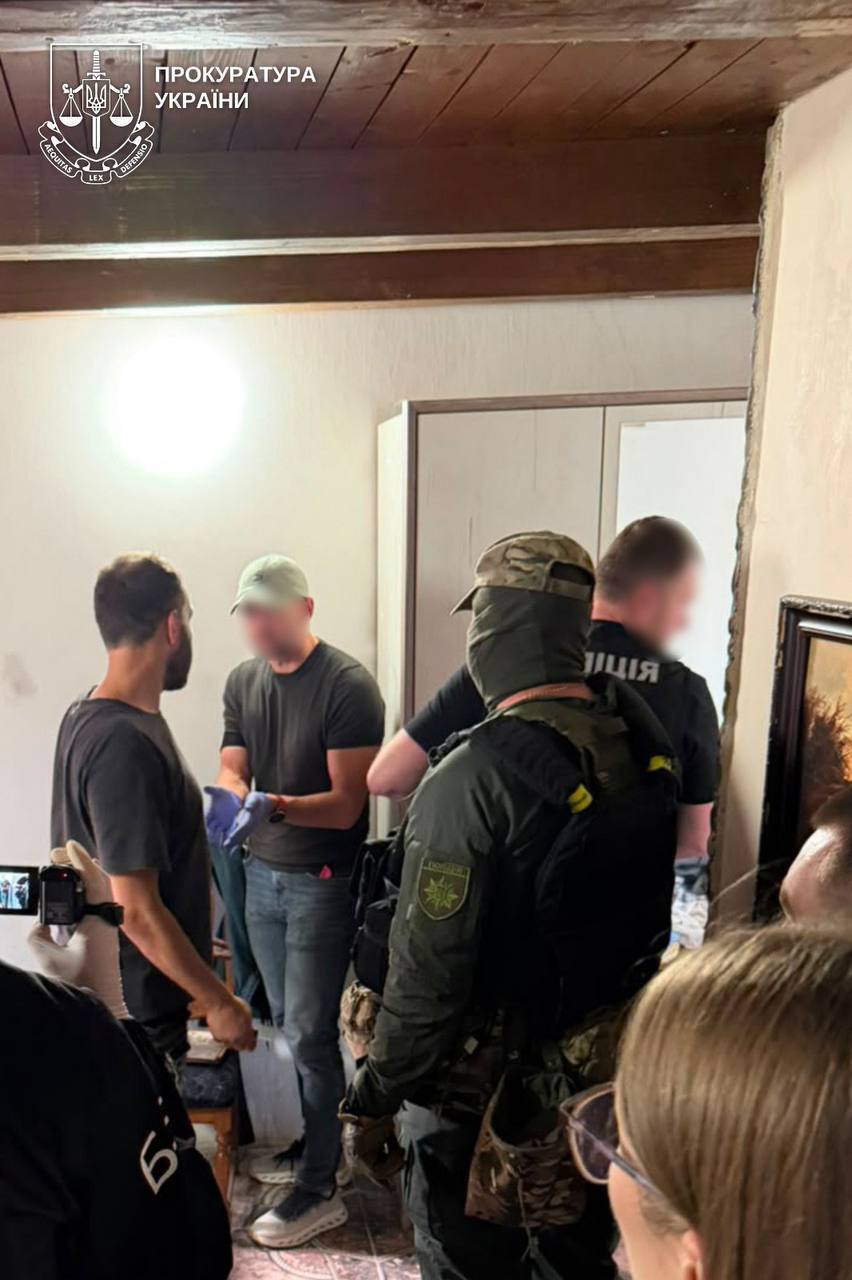 У гаражі на Закарпатті викрили підпільний ''цех'' із виготовлення фальшивих документів і посвідчень водія