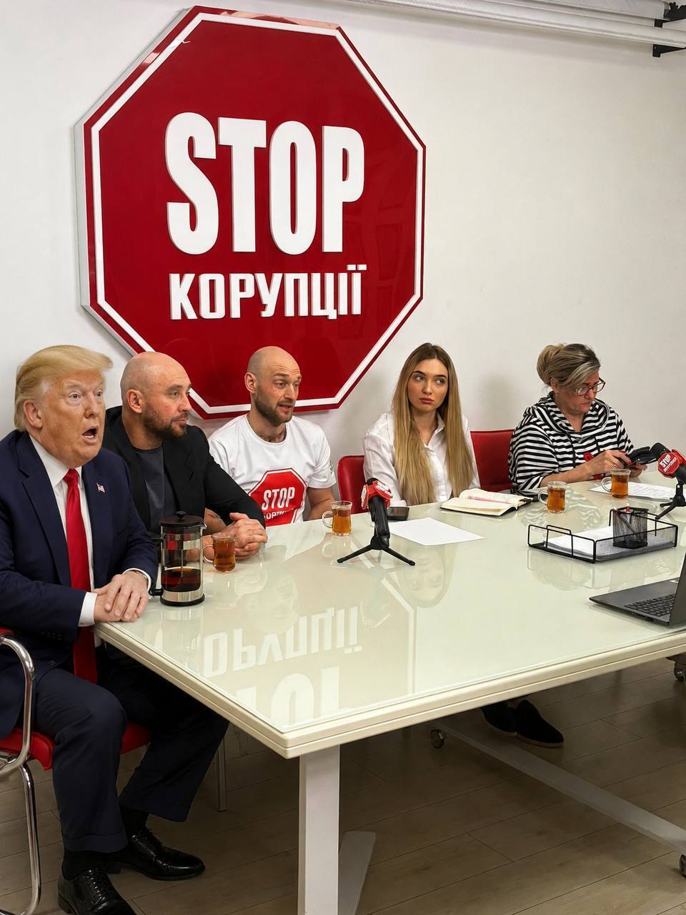 СтопКор ''принял в команду'' Трампа: антикоррупционное медиа запустило флешмоб мемов