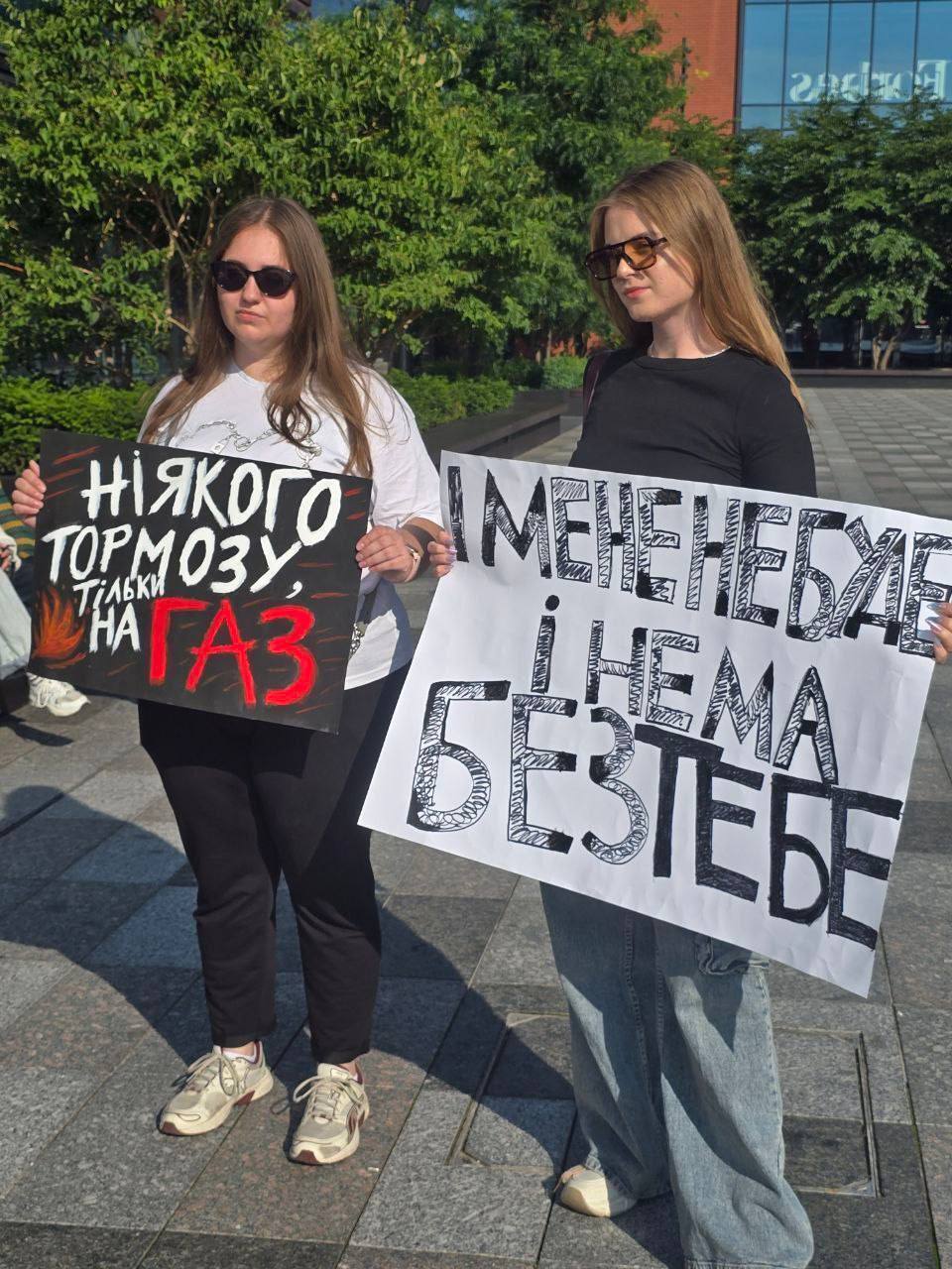 Фаны MELOVIN вышли на акцию поддержки и призвали артиста не покидать сцену