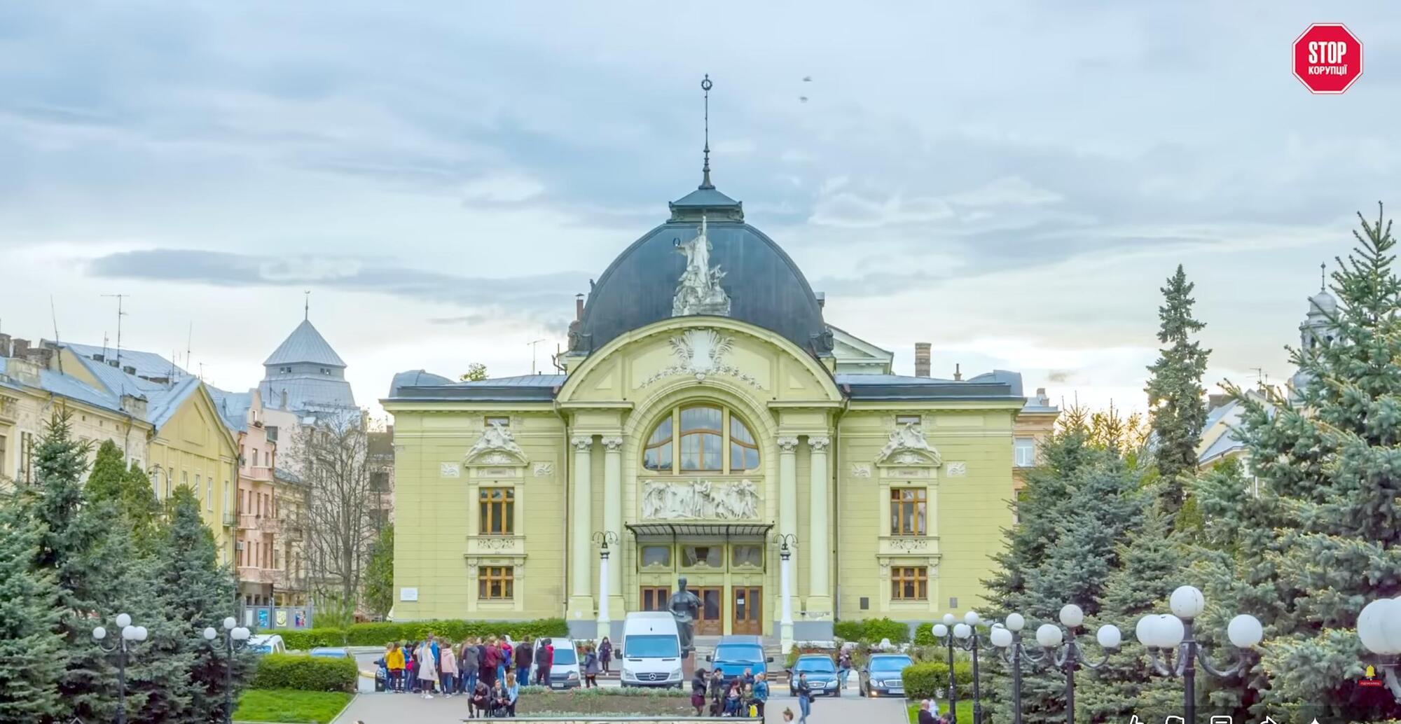 Пока мэр зарабатывал миллиарды, город Черновцы три года не мог сдать в аренду собственное помещение