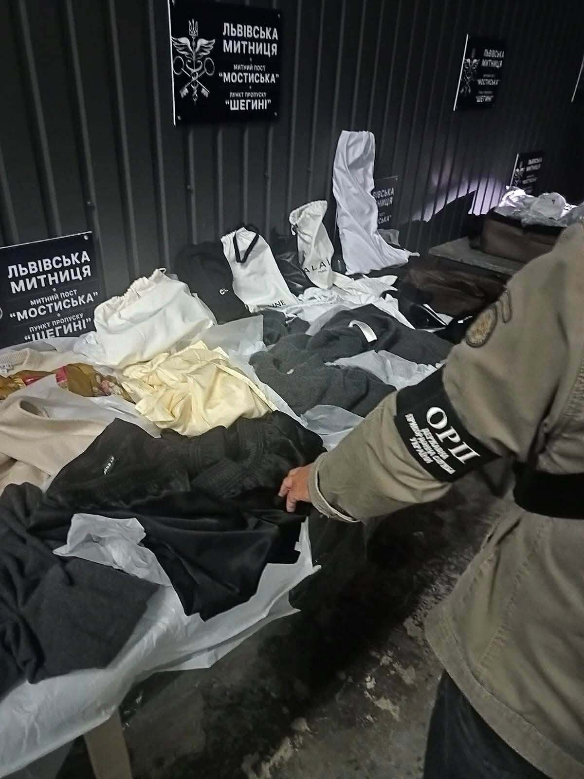 Італійський бренд-шопінг не доїхав до Києва: на кордоні вилучили одяг і взуття на 2 млн гривень