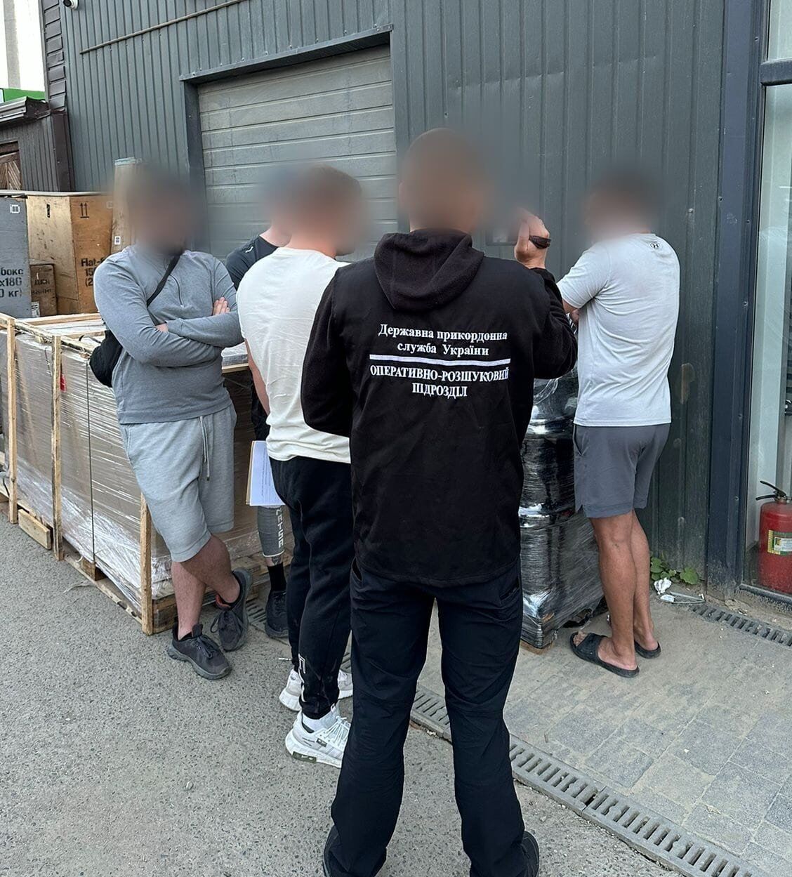 Просил по 6 тысяч долларов за побег в Румынию: в Прикарпатье задержали организатора схемы переправки уклоняющих людей
