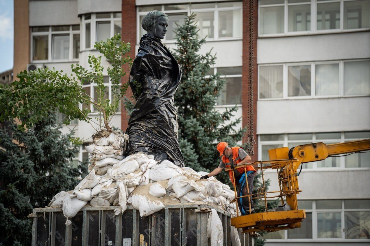 В Киеве демонтируют защитные конструкции вокруг памятника Лесе Украинке: в КГГА объяснили причину