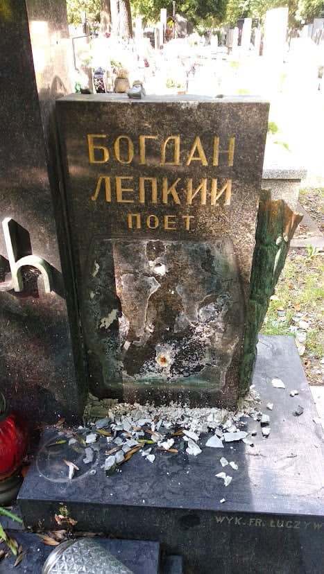 В Польше неизвестные повредили могилу украинского писателя