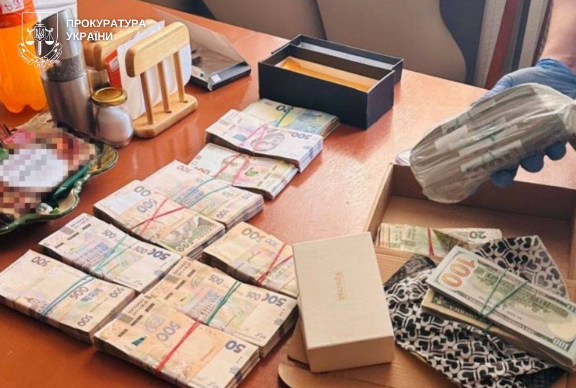 Депутат и чиновник ДМС не указал в декларации недвижимость жены на 13,7 млн грн: дело дошло до суда