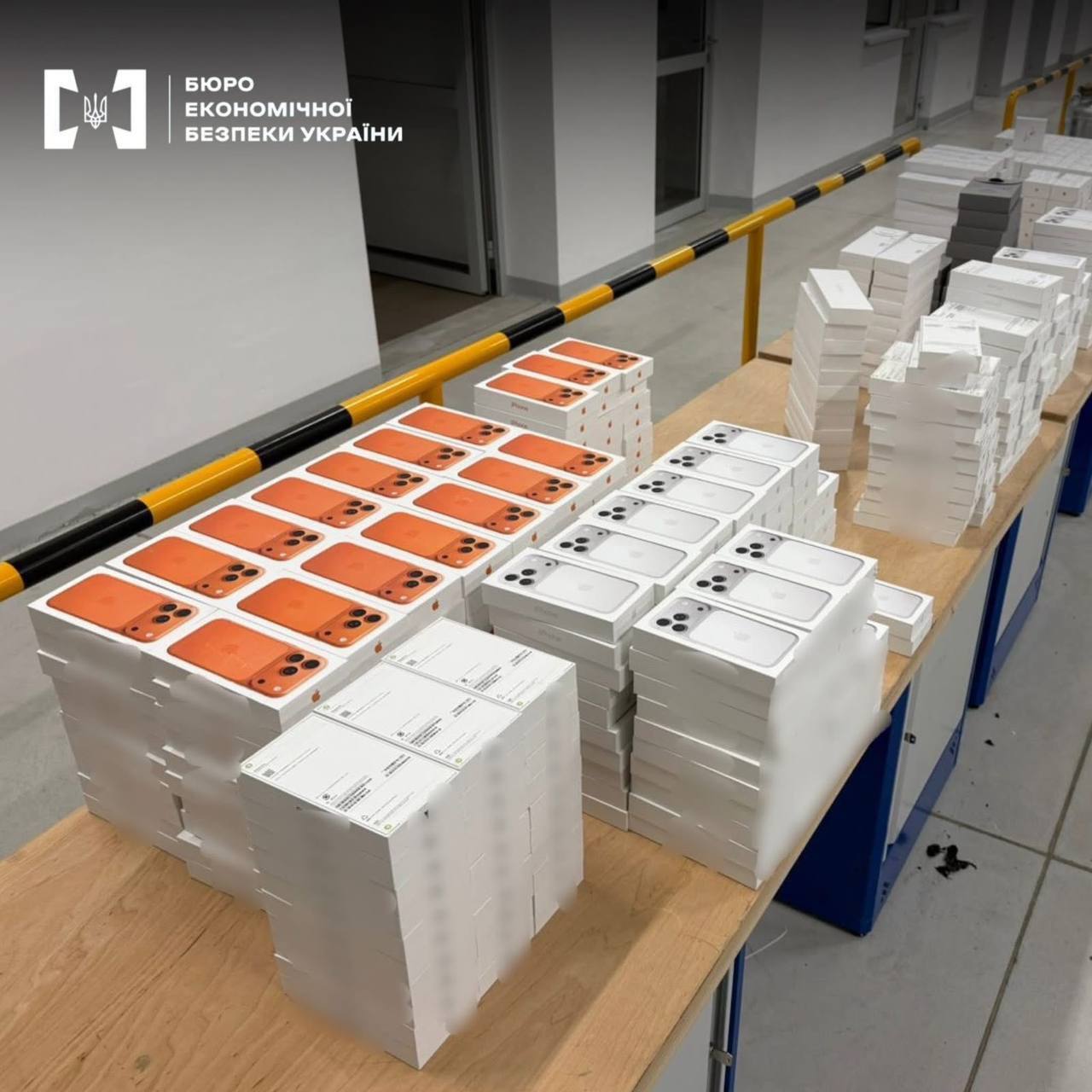iPhone, AirPods та Apple Watch на 35 млн грн: на кордоні викрили масштабну схованку в мікроавтобусі
