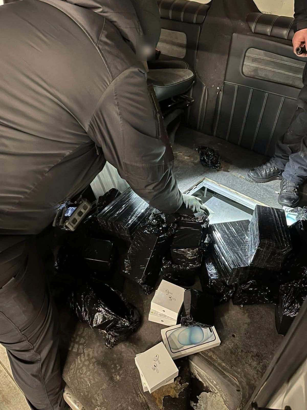 Понад 800 гаджетів Apple заховали у днищі мікроавтобуса: на Львівщині викрили контрабандиста