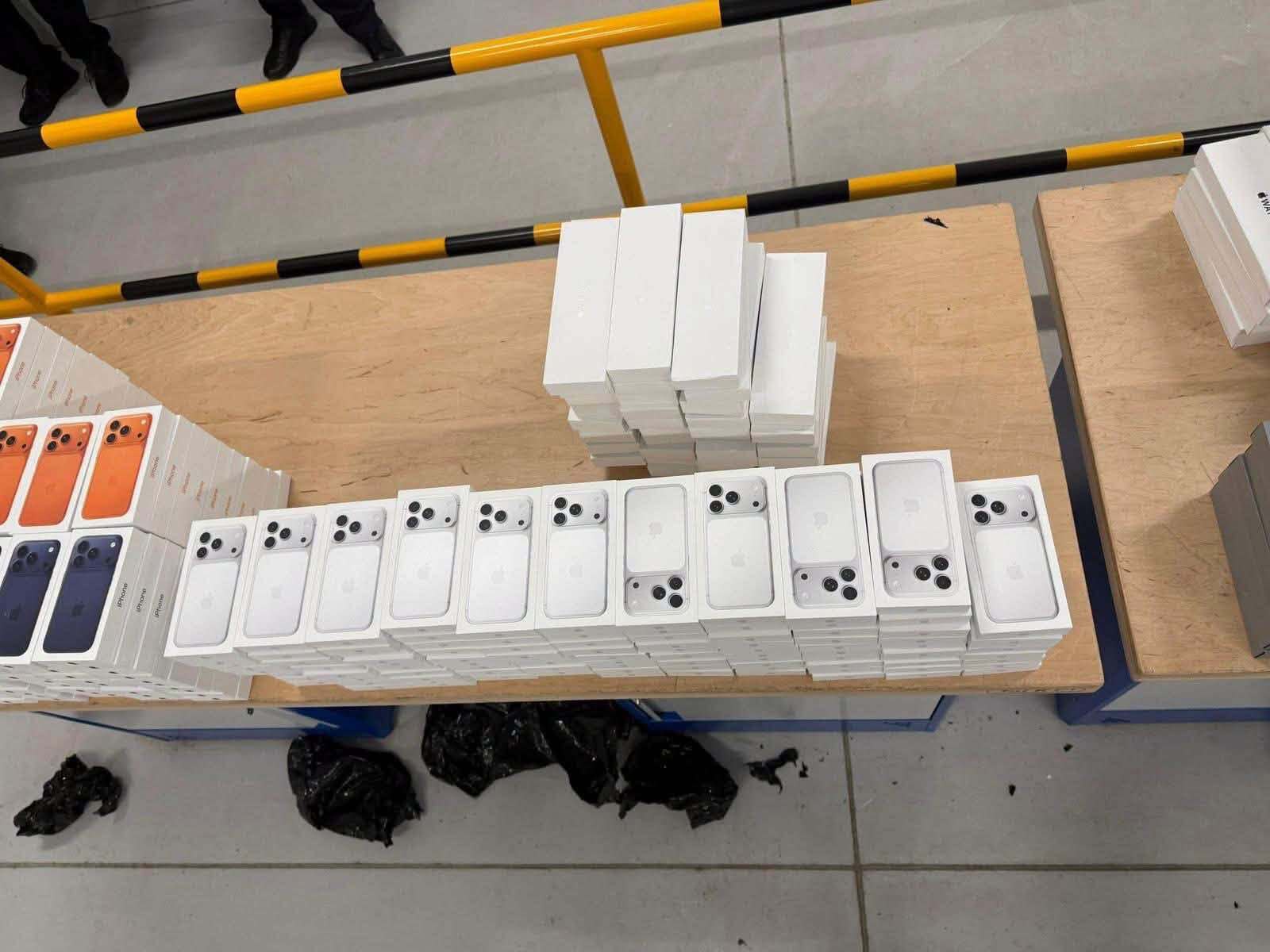 Понад 800 гаджетів Apple заховали у днищі мікроавтобуса: на Львівщині викрили контрабандиста