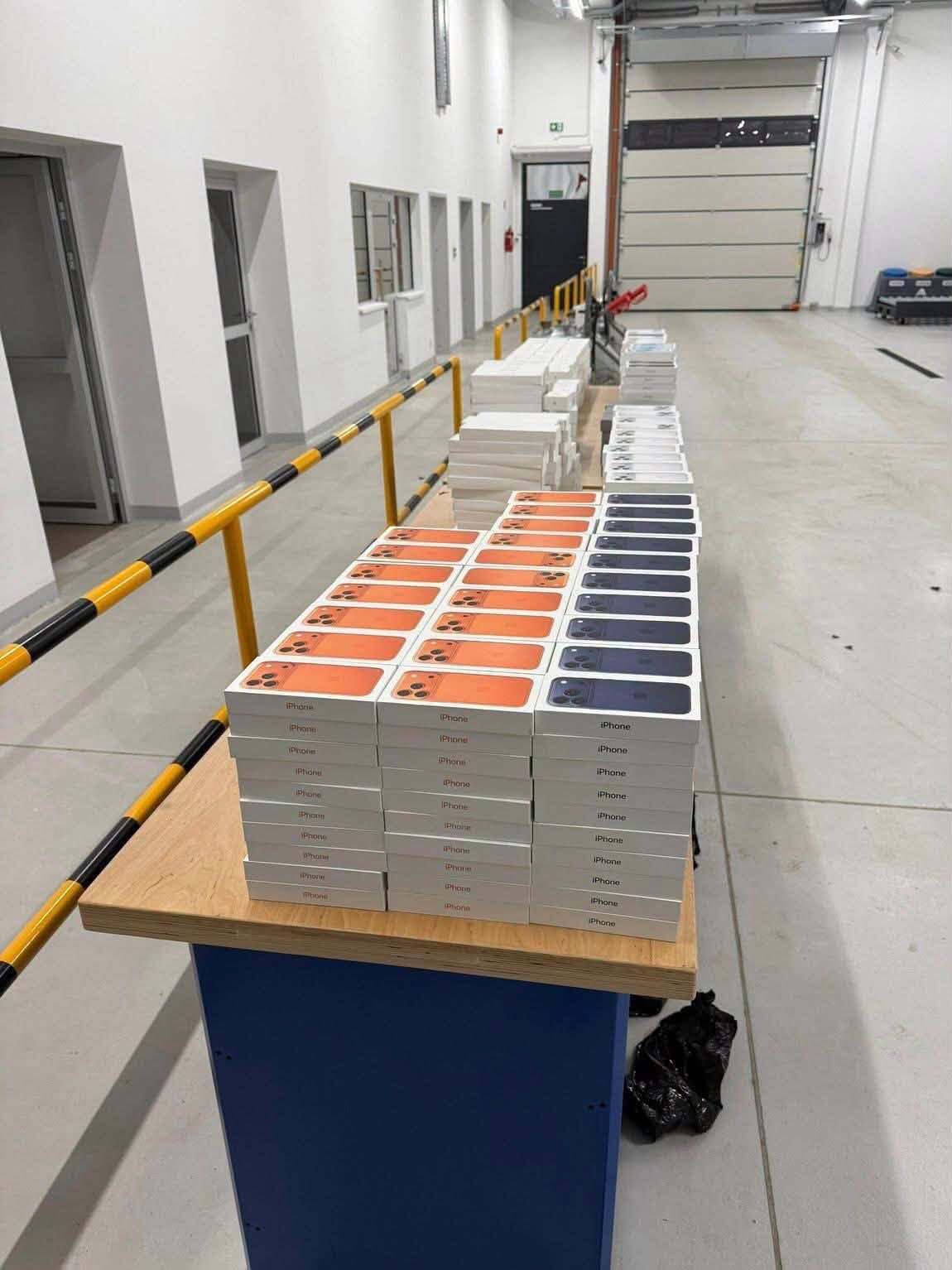 Понад 800 гаджетів Apple заховали у днищі мікроавтобуса: на Львівщині викрили контрабандиста