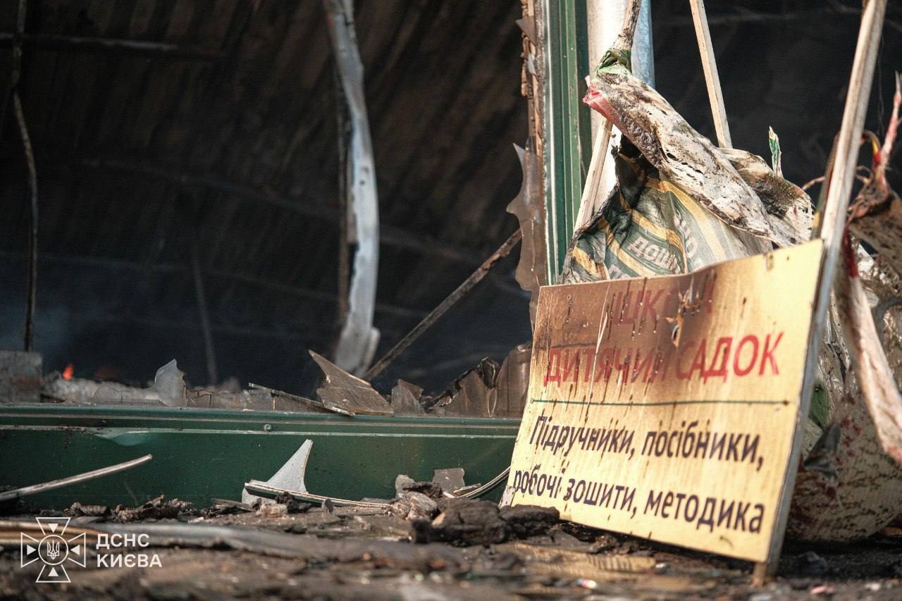 Вместо книжных рядов – пожарище: россияне уничтожили рынок возле ''Почайной''